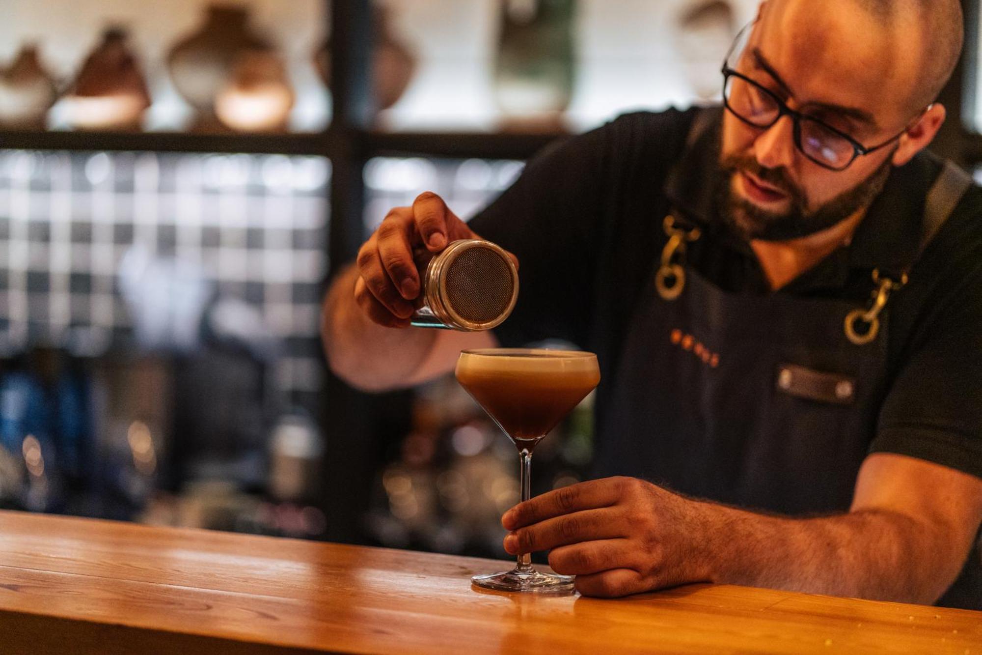 Sensi Azores Nature And Spa Ginetes Buitenkant foto A barista preparing a coffee drink