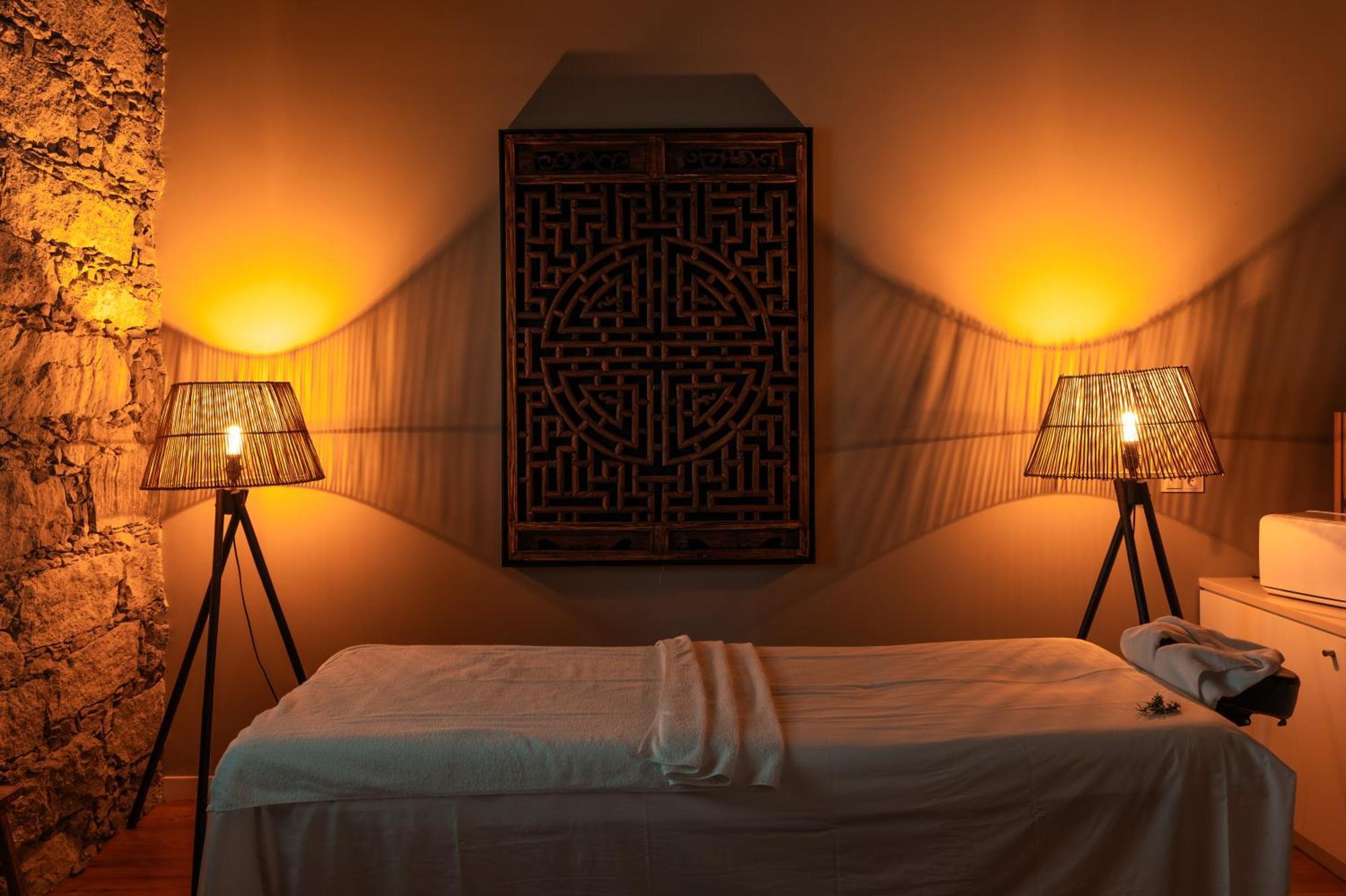 Sensi Azores Nature And Spa Ginetes Buitenkant foto A massage table
