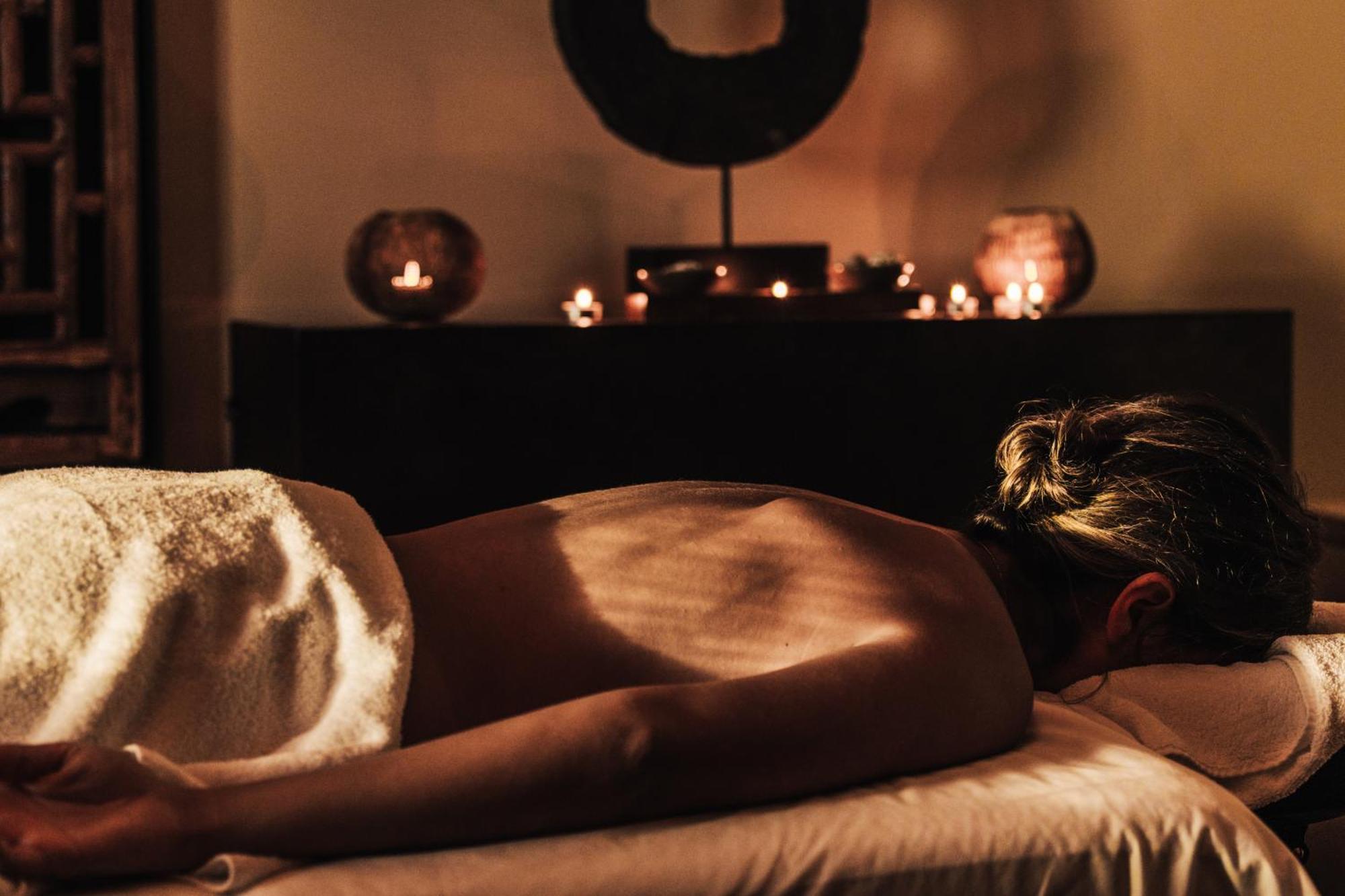 Sensi Azores Nature And Spa Ginetes Buitenkant foto A woman receiving a massage
