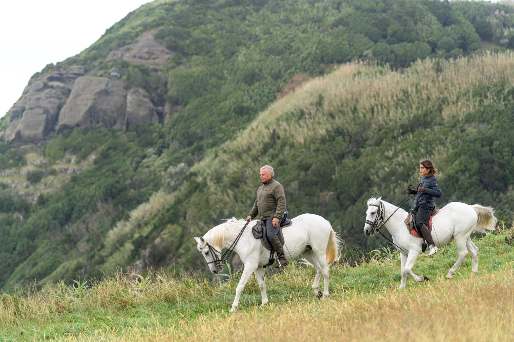 Sensi Azores Nature And Spa Ginetes Buitenkant foto Horse riding in the park